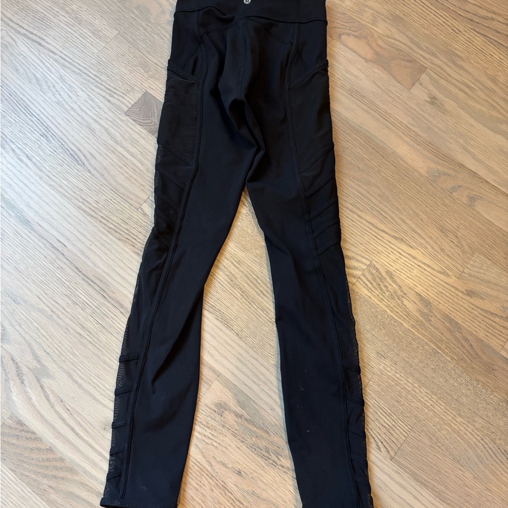 Lululemon Black Leggings With Mesh Inserts and Pockets Size 2